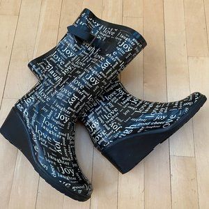 Pattered Mid-Calf Rubber Wedge Heel Rain Boot